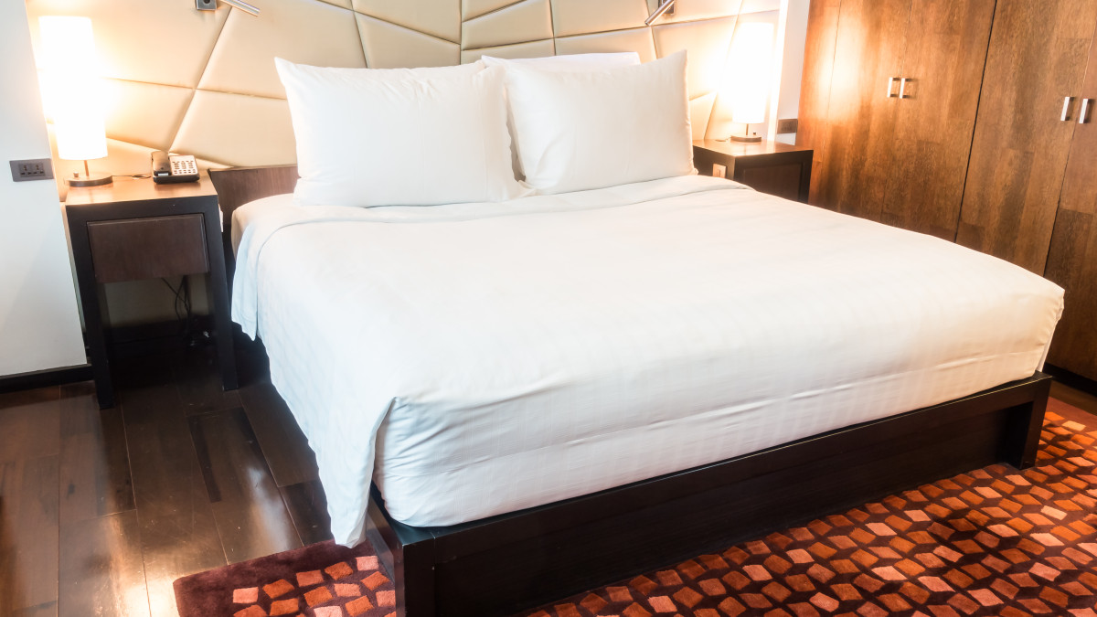 un lit blanc dans une chambre parentale