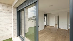 Baie coulissante en alu : allier design, confort et isolation pour des espaces modernes