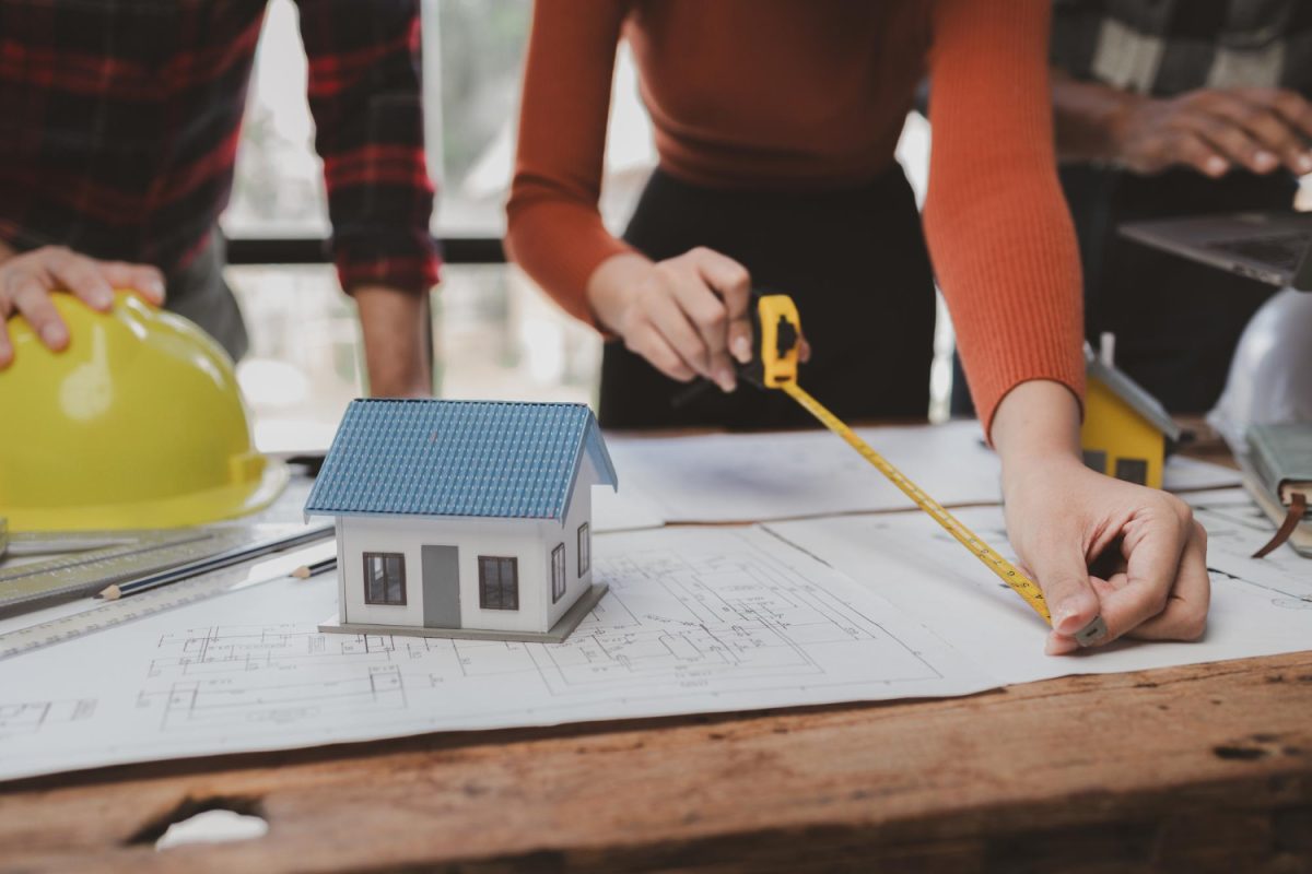 Les architectes et les ingénieurs collaborent pour construire des maisons