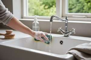 Nettoyer un lavabo : astuces pour chaque matériau