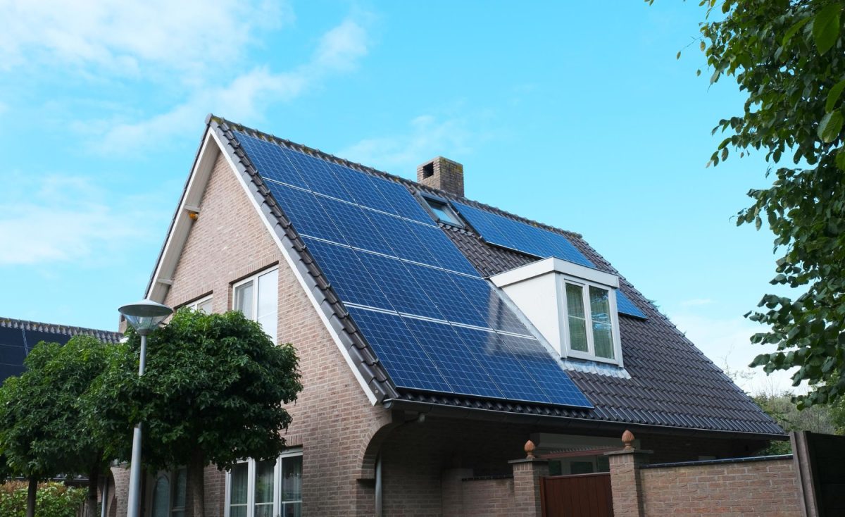 Des panneaux solaires sont installés sur le toit d'une maison 