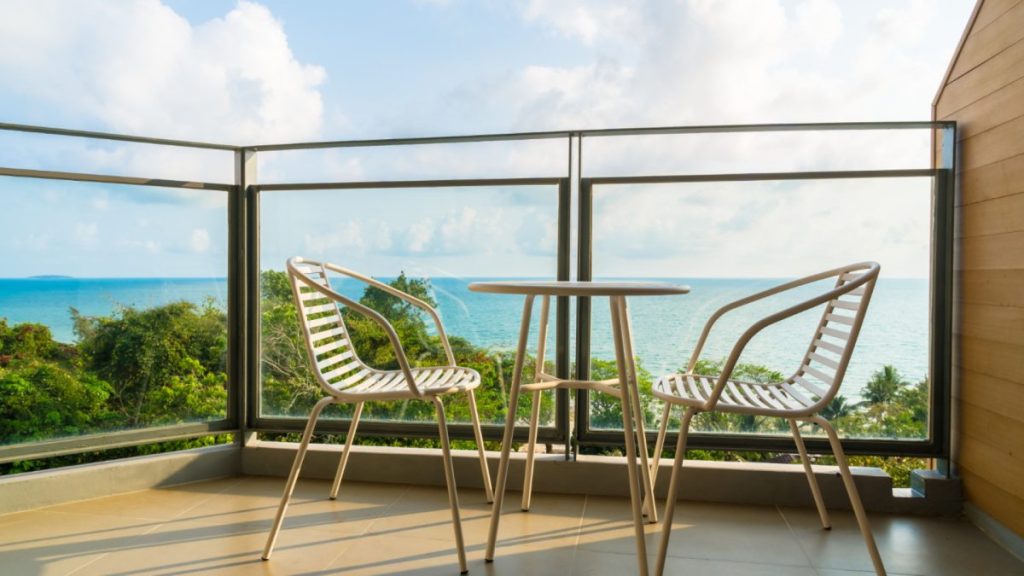 Garde-corps terrasse : faut-il choisir un modèle standard ou sur mesure ?